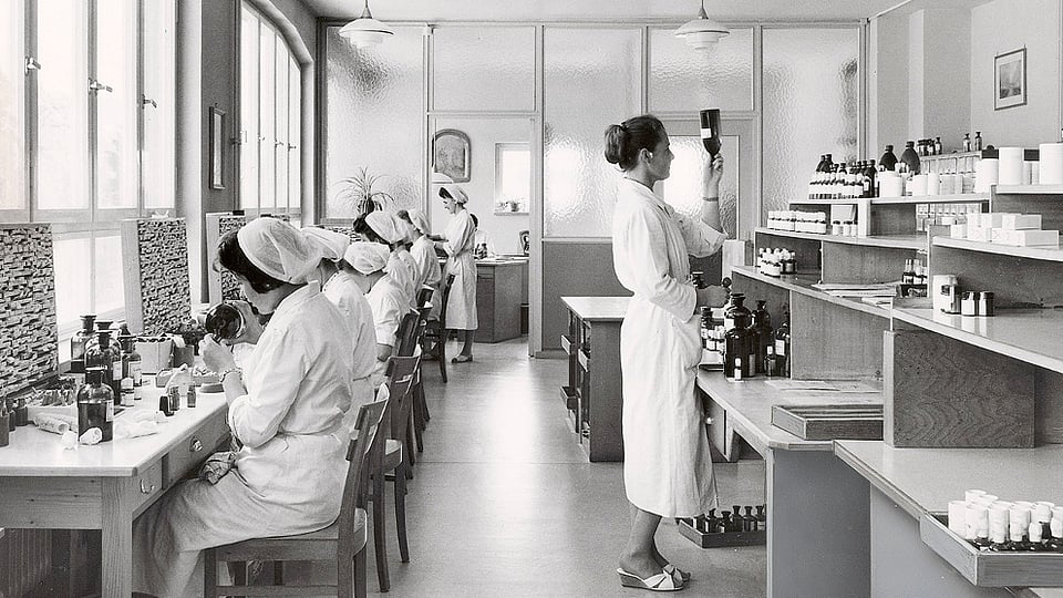 Labor aus alten Zeiten mit Frauen die arbeiten