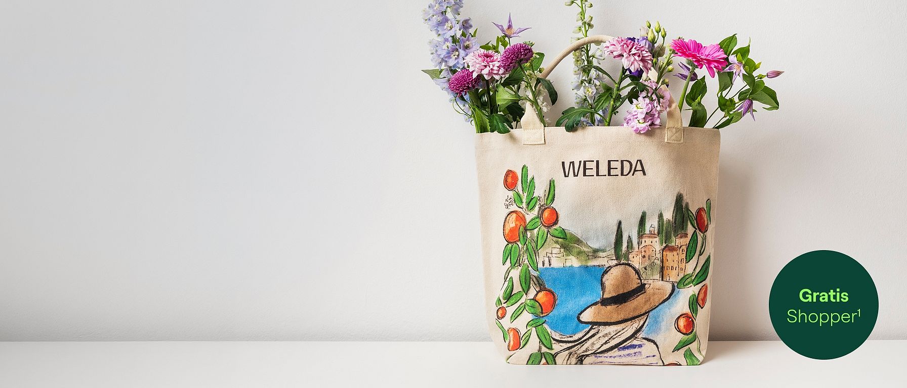 Heller Hintergrund, im Vordergrund ist eine mit Blumen gefüllte Weleda Strandtasche. Zusätzlich ein Störer mit Text 