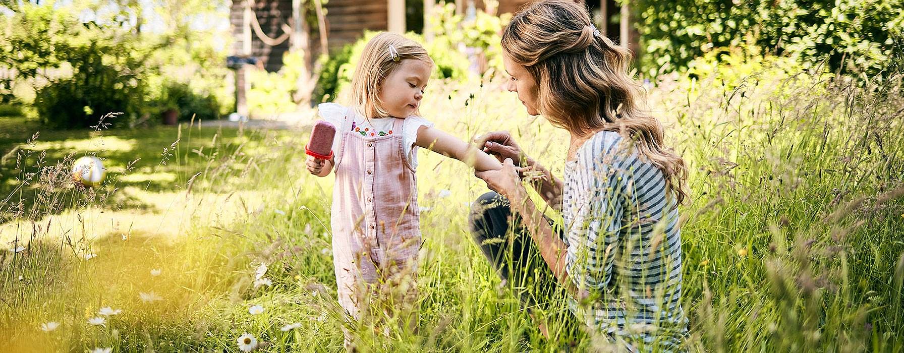 Frau mit Kind im Garten