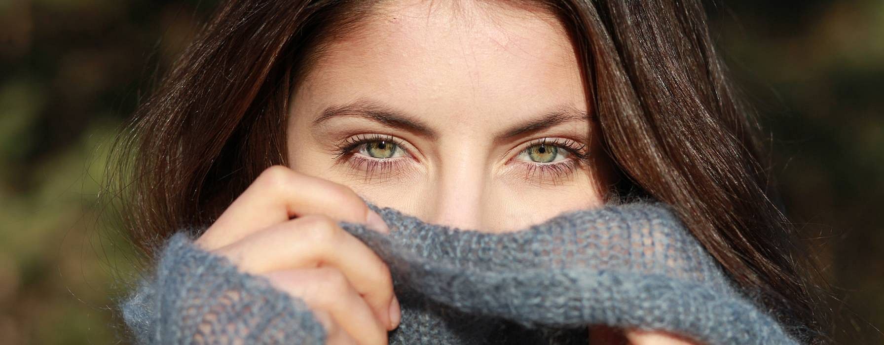Nur die Augen einer Frau sind zu sehen