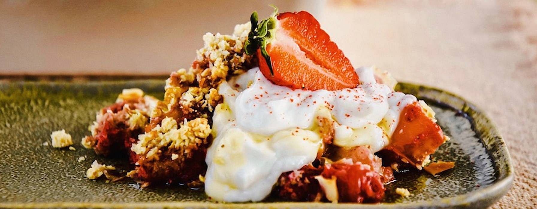 Hafer-Crumble mit frischen Früchten