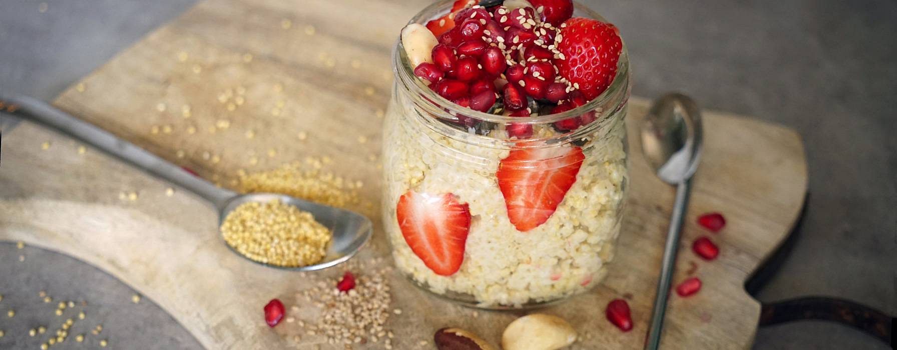 Hirse im Glas mit Erdbeeren und Granatapfel