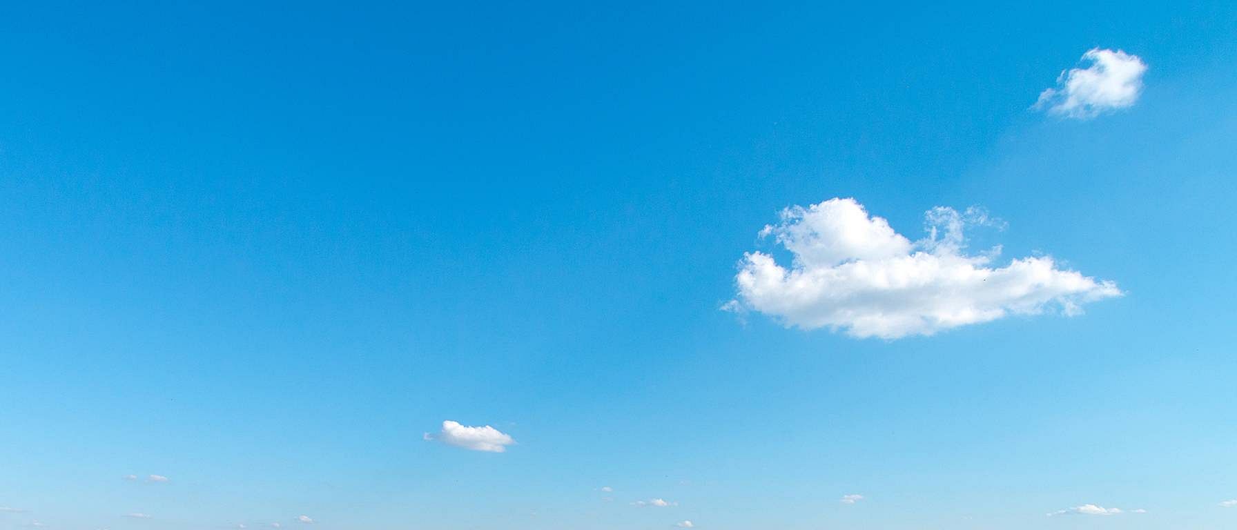 Blauer Himmer mit weisser Wolke