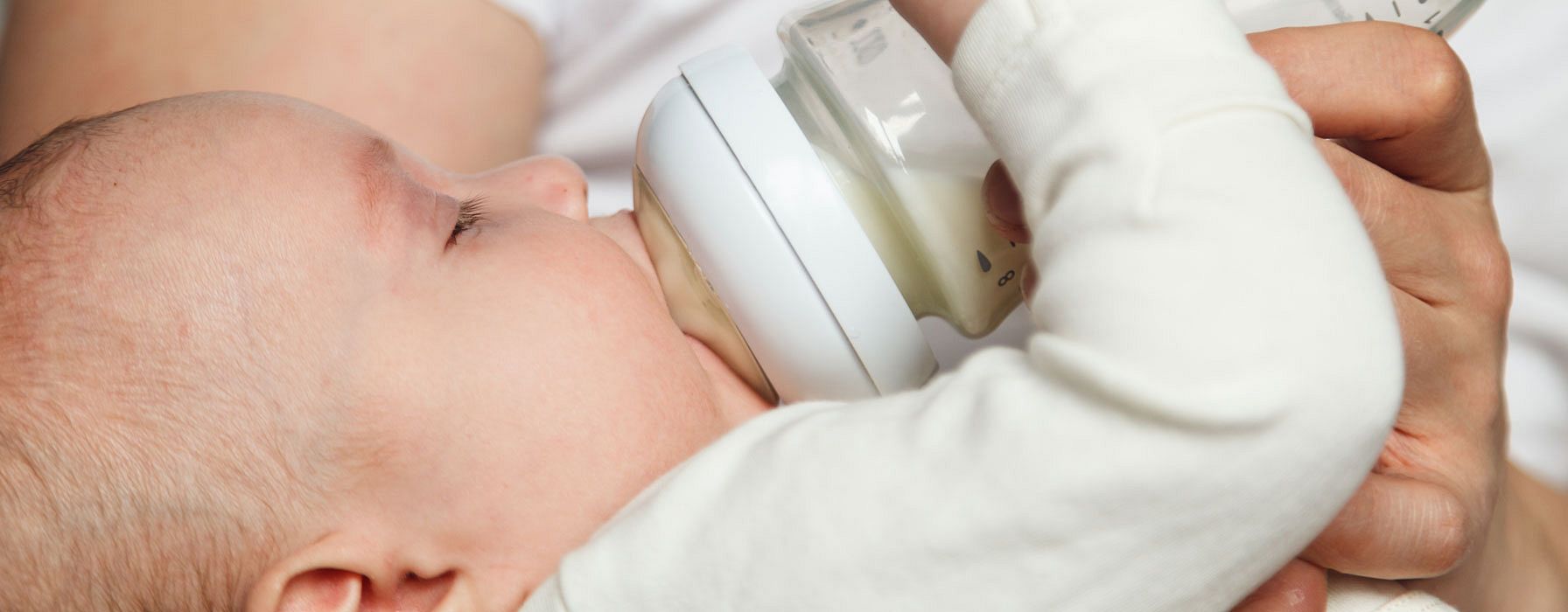 Baby trinkt aus Flasche