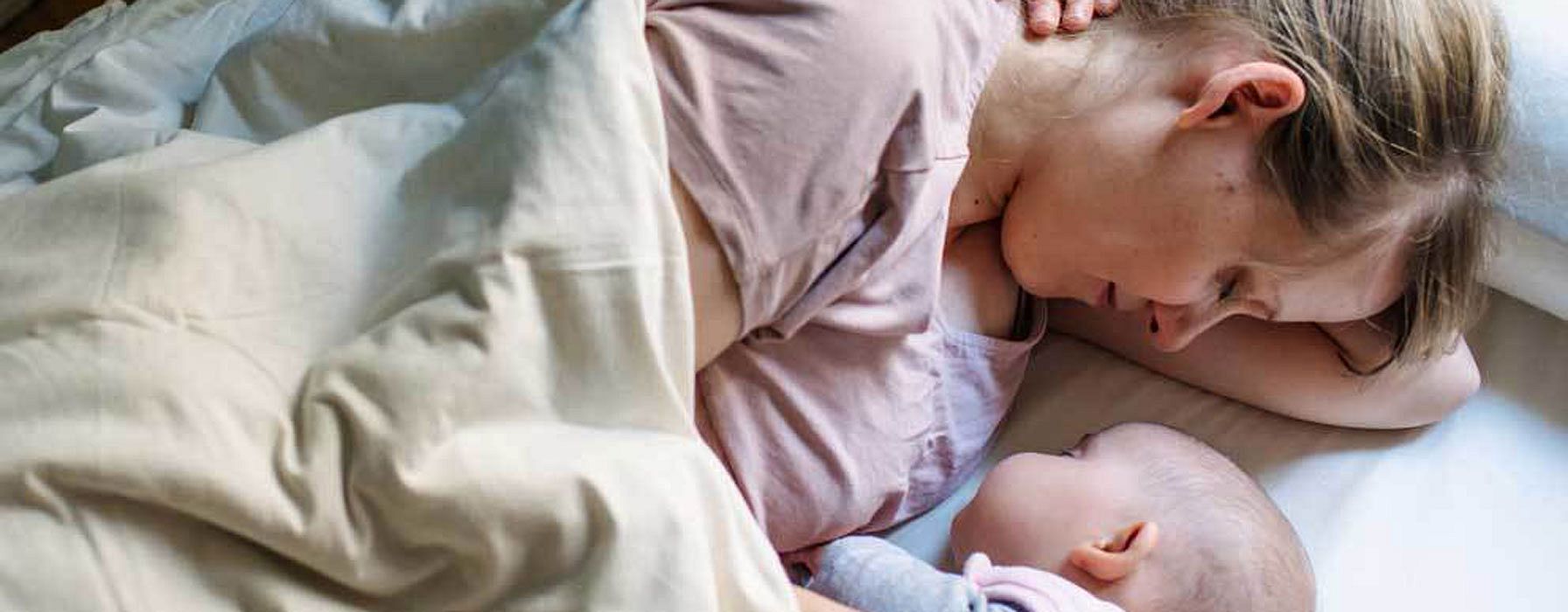 Mutter und Baby schlafen