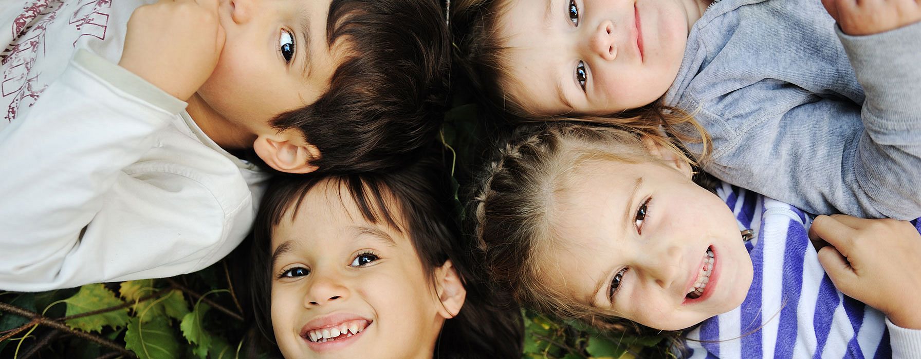 vier unterschiedliche Kinder