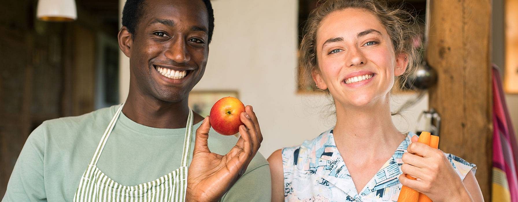 Paar mit Apfel und Karotten