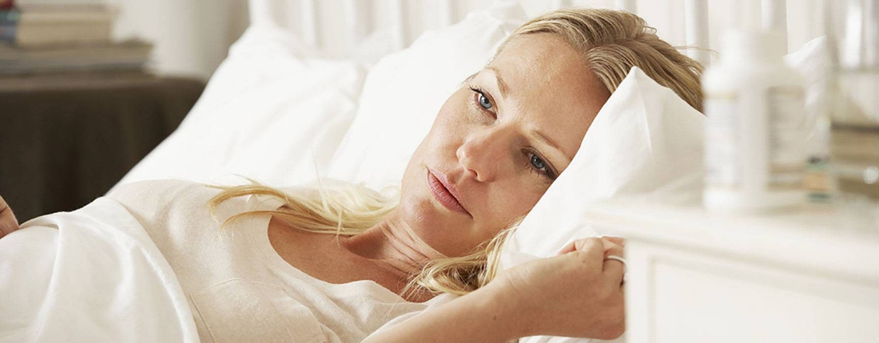 Schwangere Frau im Bett