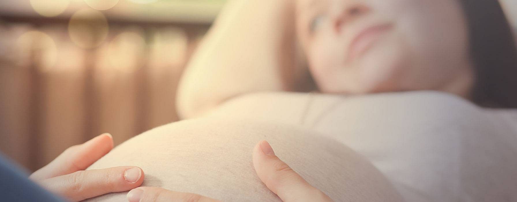 Schwangere Frau im liegen