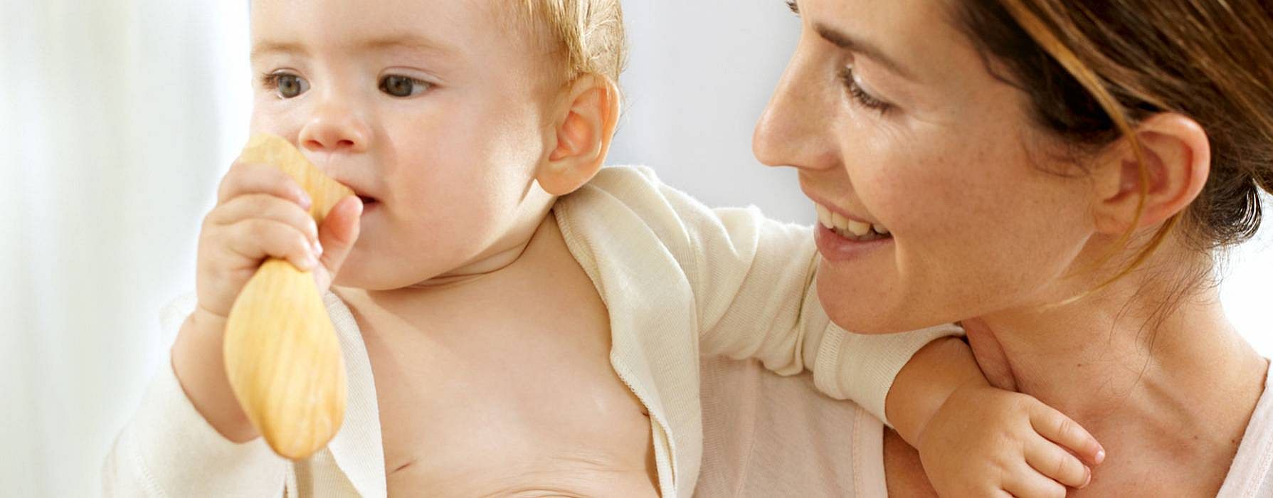 Baby mit Mutter