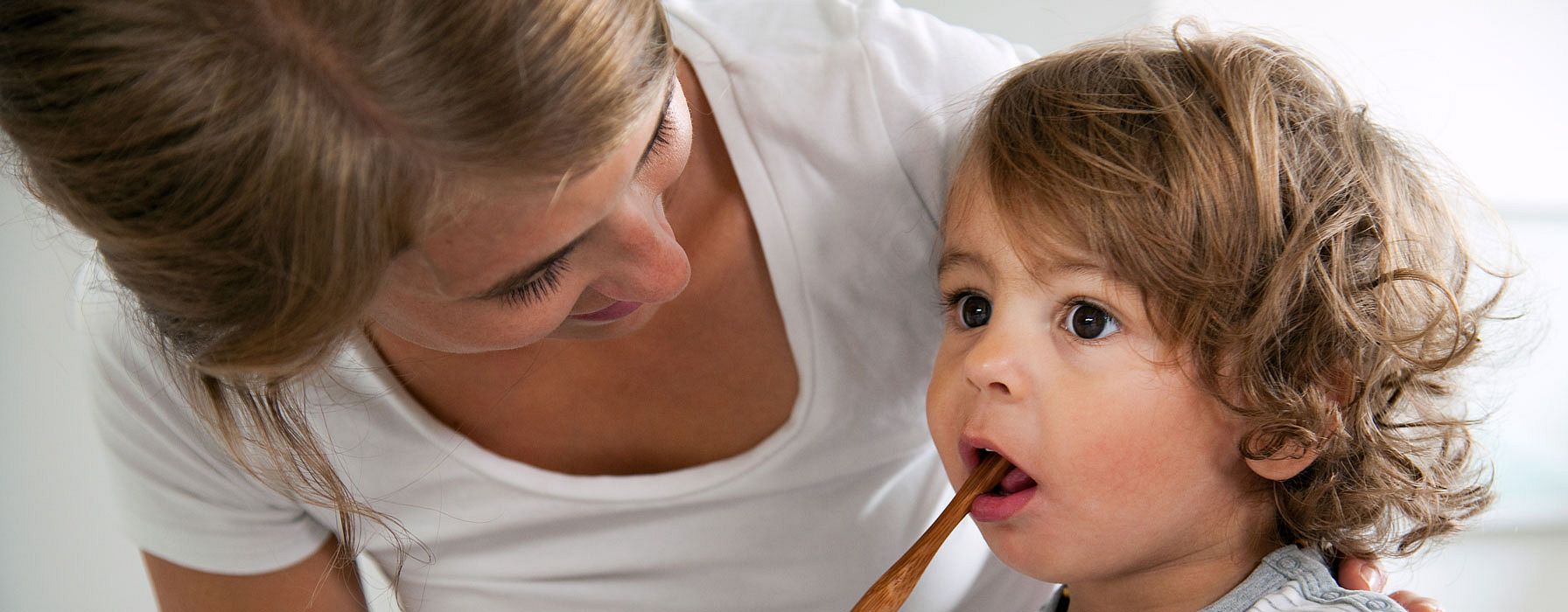 Mama und Kind beim Zähnputzen