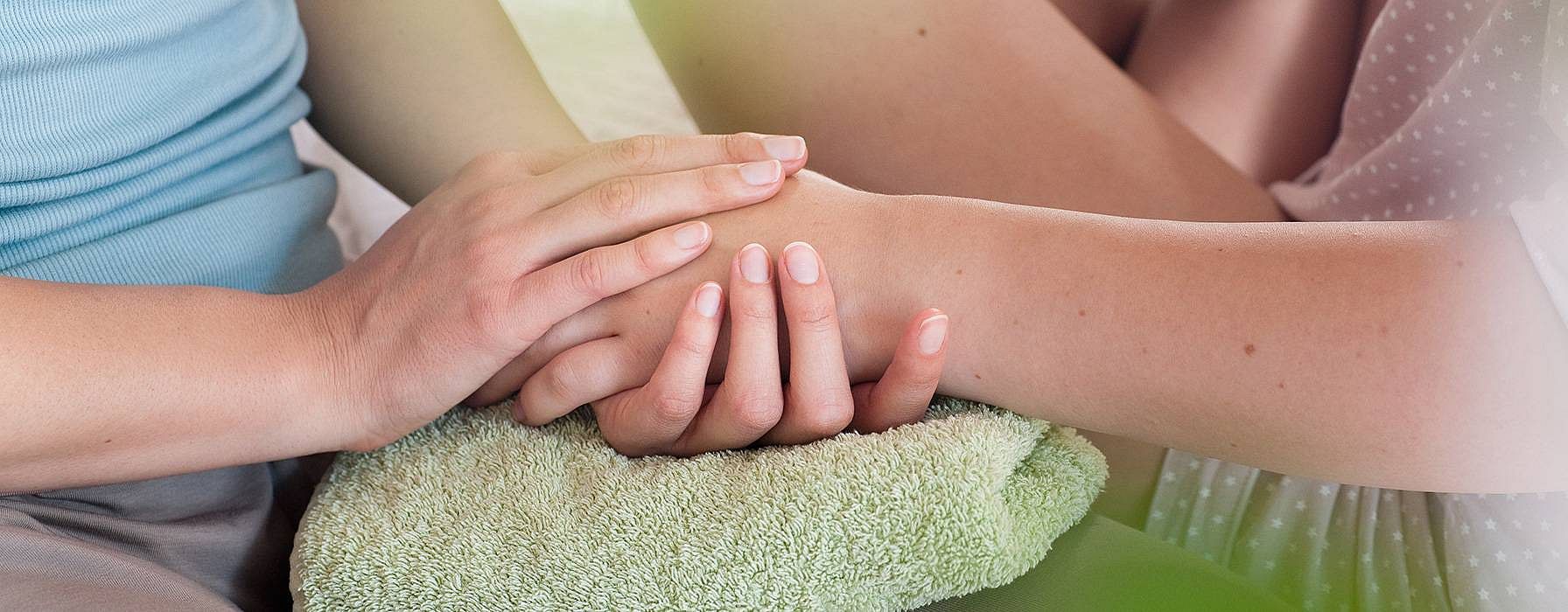 frau führt handmassage durch