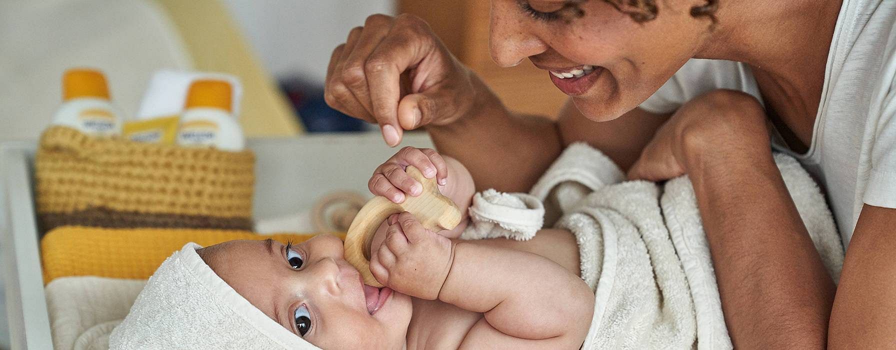 Mutter spielt mit Baby