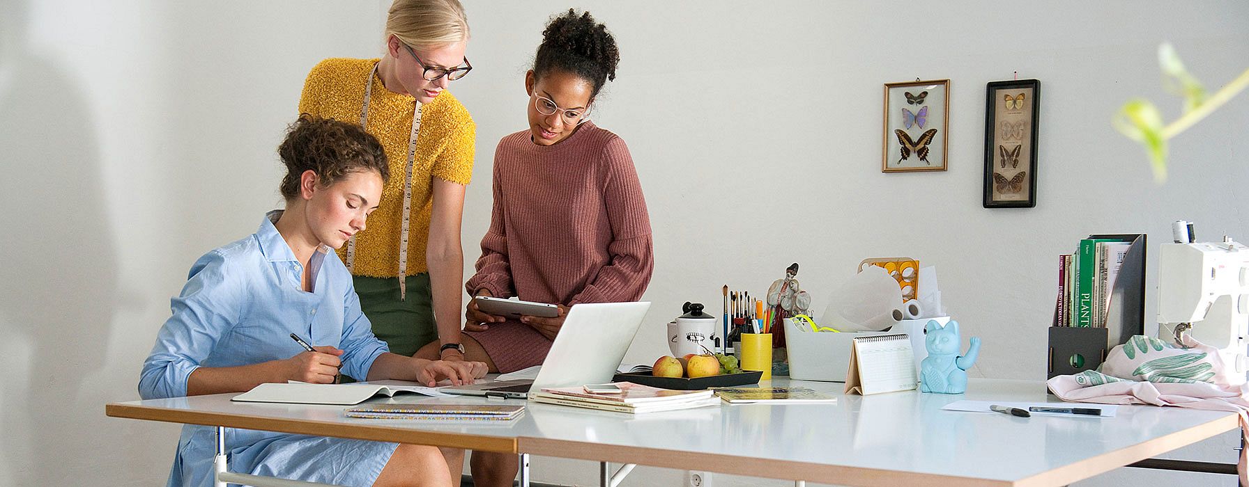 Drei Frauen im Büro am Schreibtisch vor dem Laptop