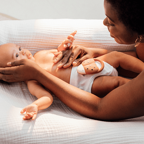 frau hält baby im arm