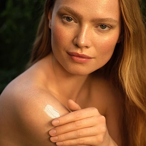 Frau mit Skin Food Body Butter