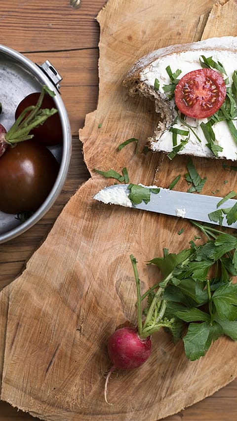 Brotzeitbrett mit Tomaten