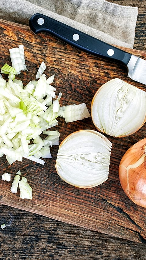 Gehackte Zwiebeln auf einem Holzbrett