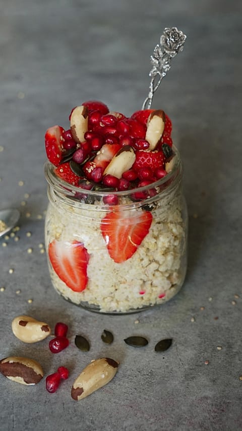 Hirse im Glas mit Erdbeeren und Granatapfel