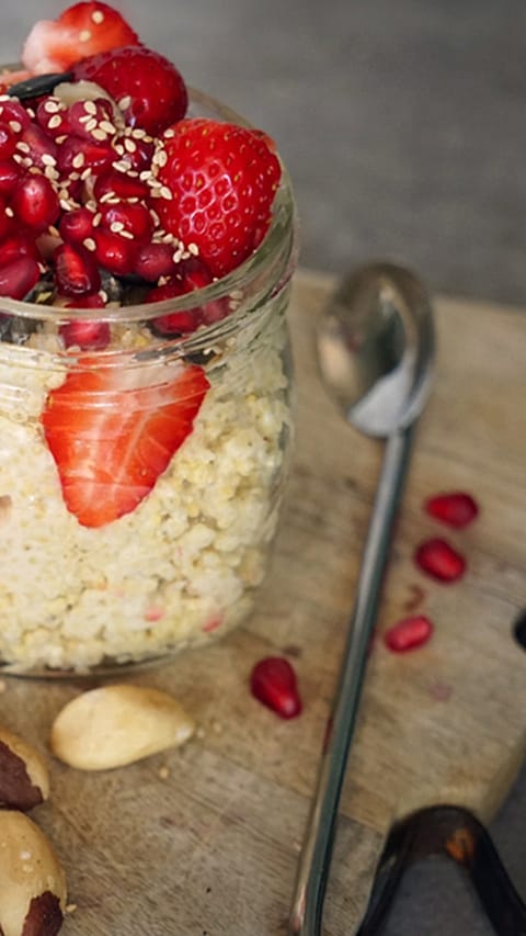 Hirse im Glas mit Erdbeeren und Granatapfel