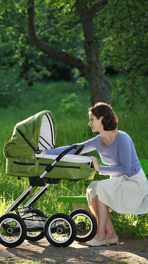 Mutter mit Kinderwagen
