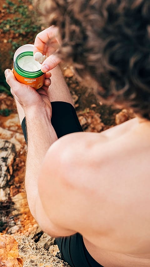 Mann benutzt Arnika Body Butter