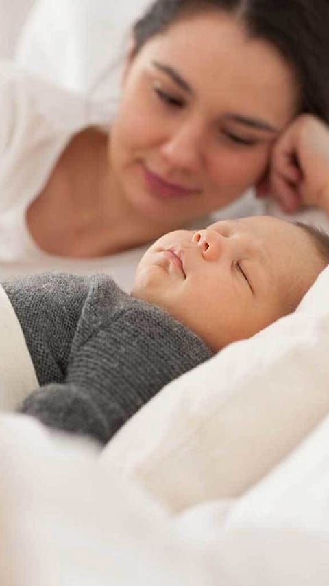 baby schläft im bett
