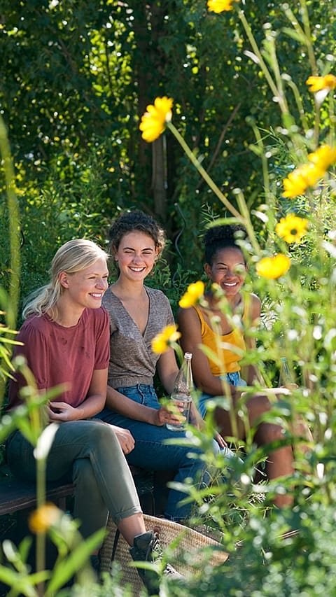 Drei lächelnde junge Frauen