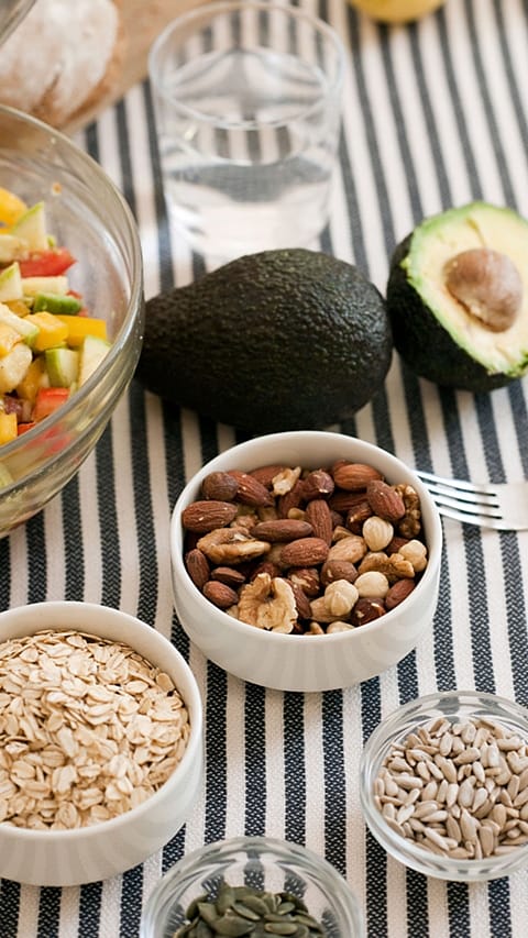 Gesundes Essen; Nüsse, Kerne, Haferflocken, Avocado, Fuchtsalat