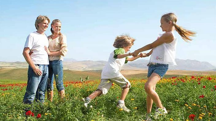 Familie spielt im Gras