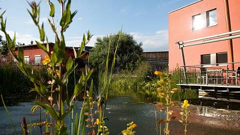 Weleda Erlebniszentrum in Schwaebisch Gmuend mit Teich