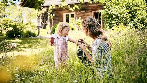 Frau mit Kind im Garten