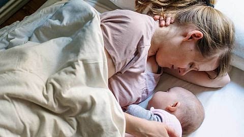 Mutter und Baby schlafen