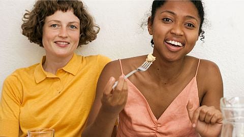 Zwei Frauen beim Essen