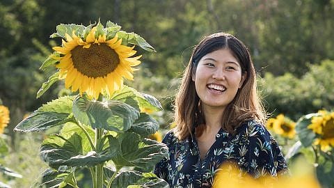Frau mit Sonnenblumen