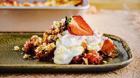 Hafer-Crumble mit frischen Früchten