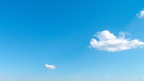 Blauer Himmer mit weisser Wolke