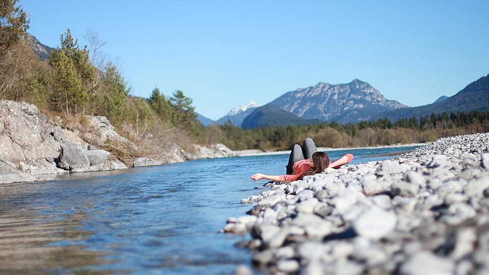 Frau am Fluss