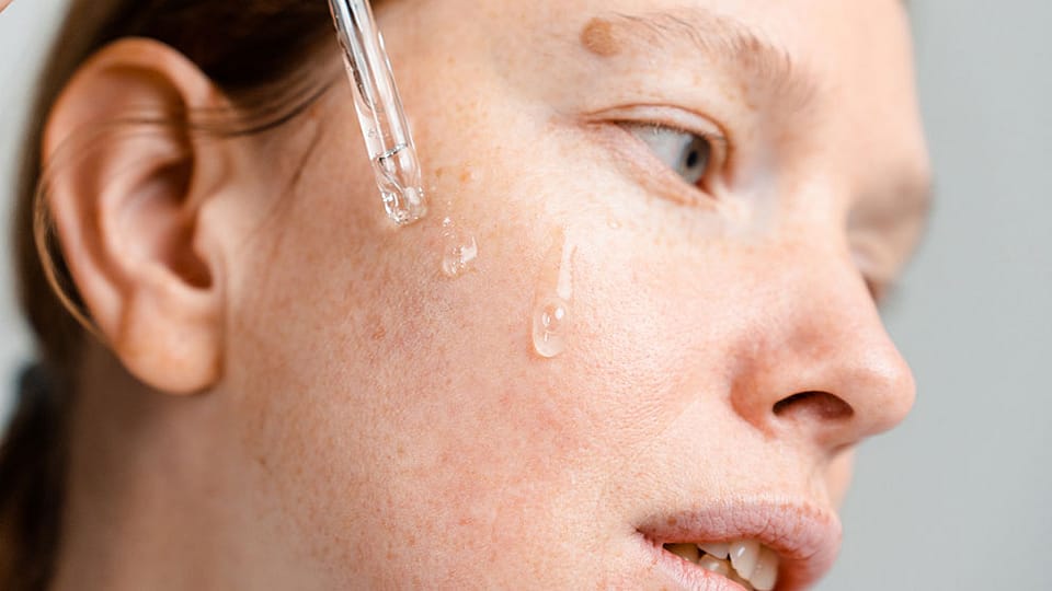 Frau Pigmentflecken Pipette Serum
