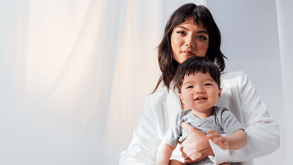 mutter hält ihr baby im arm