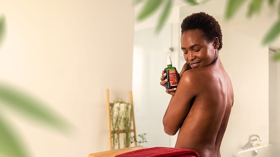 Frau bei der Hautpflege