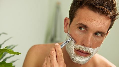 Mann beim rasieren