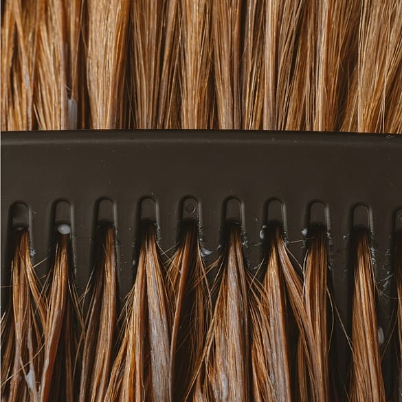Haare mit Bürste