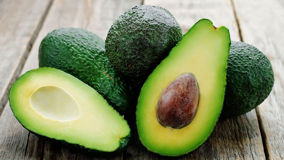 aufgeschnittene avocado für gesichtsmaske