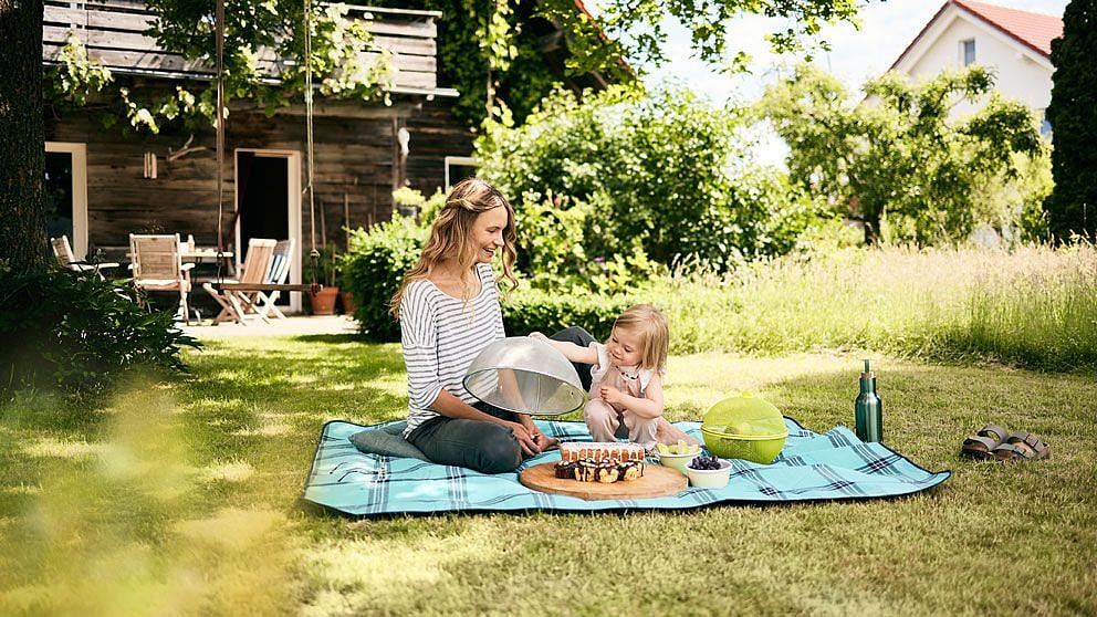 Frau mit Kind beim Picnic