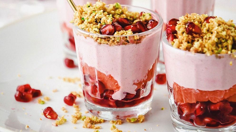 Granatapfelcreme in Gläsern von nahem