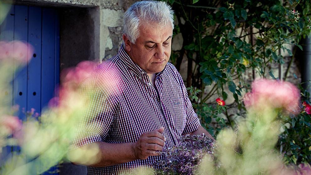 Gärtner betrachtet Blumen