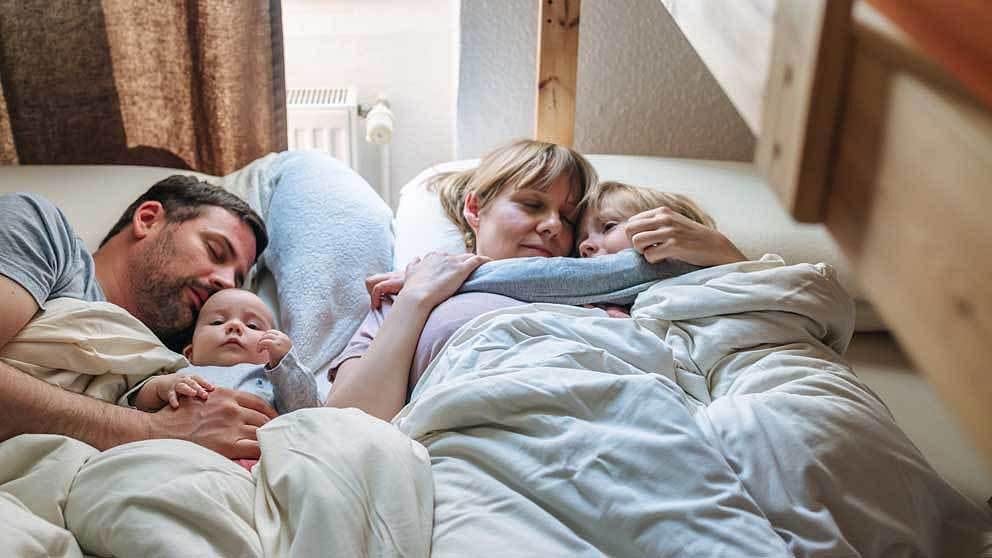 Eltern und Kind im Familienbett