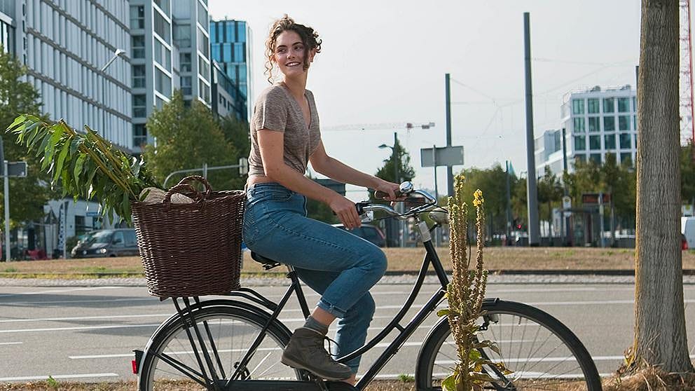 Frau beim Fahrrad fahren