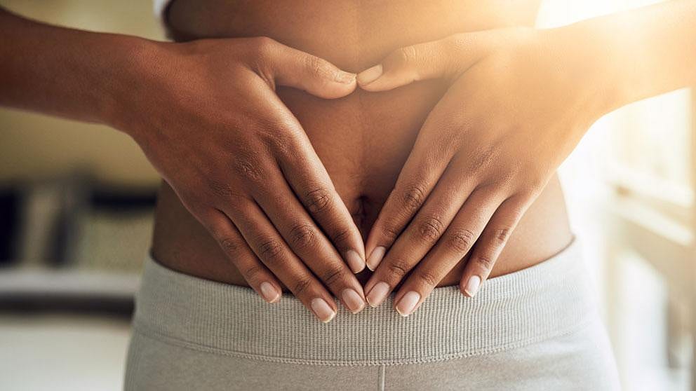 Frau mit Händen auf dem Bauch